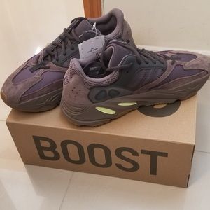 Yeezy Boost 700 Mauve size12